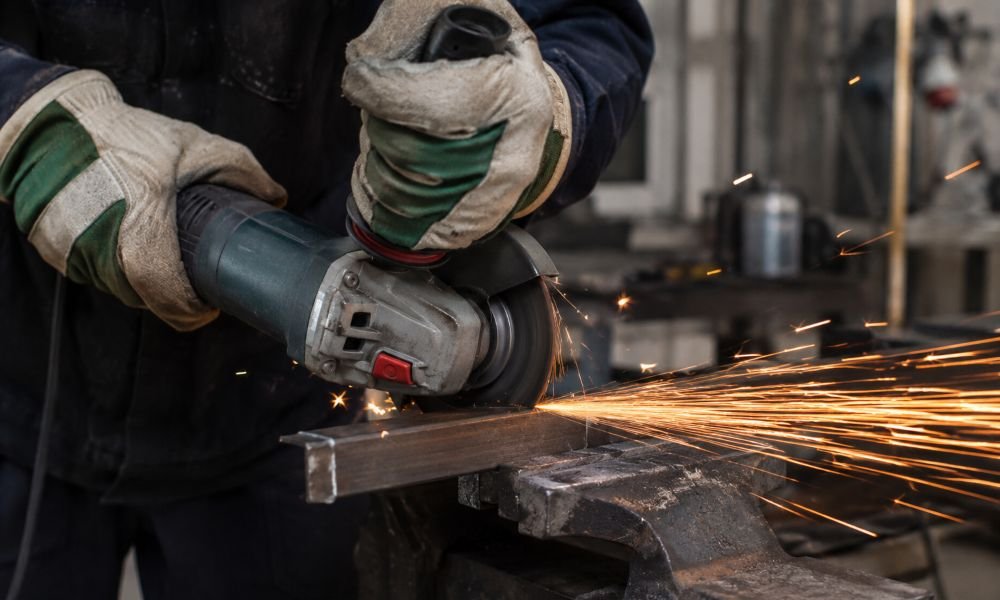 Amoladora portátil angular en uso sobre metal en taller