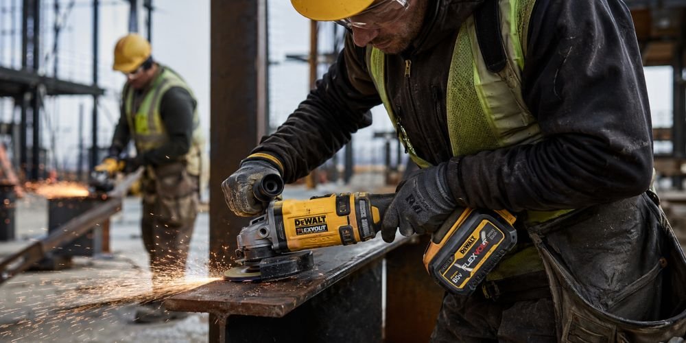 Amoladoras DeWalt FLEXVOLT y XR en entorno de construcción profesional