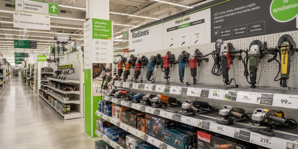 Amoladoras de distintas marcas disponibles en tienda de bricolaje Leroy Merlin